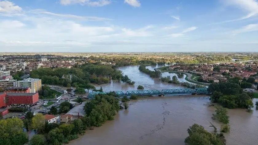 Una piena del Piave con allagamento golenale