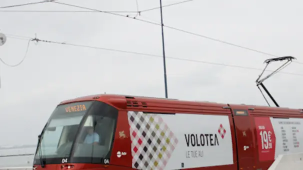 agenzia candussi, varie foto tram su ponte libertà e rotonda San giuliano