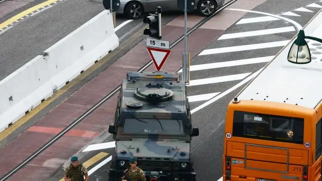 Interpress/M.Tagliapietra Venezia 28.08.2017.- Barriere New Jersy a Piazzale Roma Antiterrorismo. Blindato dell'esercito. con militari armati