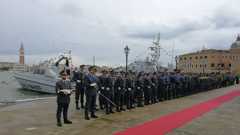 Un momento della cerimonia per la 244ma festa della Guardia di Finanza