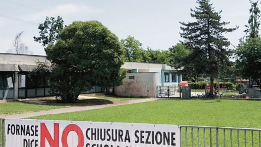 Lo striscione di protesta esposto dai genitori di Fornase