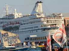 Interpress\M.Tagliapietra Venezia 25.09.2016.- Manifestazione No Grandi Navi. Zattere, Canale della Giudecca.