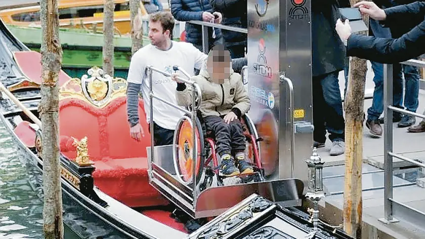 Nicola, all'epoca 6 anni, mentre inaugura il pontile speciale per disabili, sette anni fa