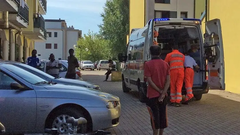 BON - DINO TOMMASELLA - ERACLEA - AMBULANZA DOPO LA SASSAIOLA PRESSO IL CENTRO EMIGRATI