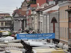 COLUCCI - DINO TOMMASELLA - SAN DONA' DI P. - FIERA DEL ROSARIO - LE STRADE DEL CENTRO INVASE DALLE BANCARELLE