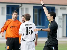 Stella.Partita di calcio Pozzonovo (arancio) - Vigasio (bianchi).Nella foto: l'arbitro espelle Renesto (8 Pozzonovo).ph. Zangirolami