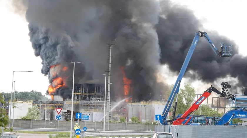 L'incendio alla 3V Sigma il 15 maggio 2020 (foto Pòrcile)