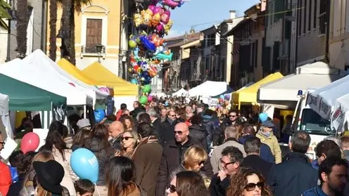 COLUCCI . DINO TOMMASELLA - PORTOGRUARO - VEDUTE DELLA FIERA - RAGAZZI CORSO MODA DELL'IPSIA - BARCHE SUL LEMENE - PEZZE PAZZE - E SBANDIETATORI