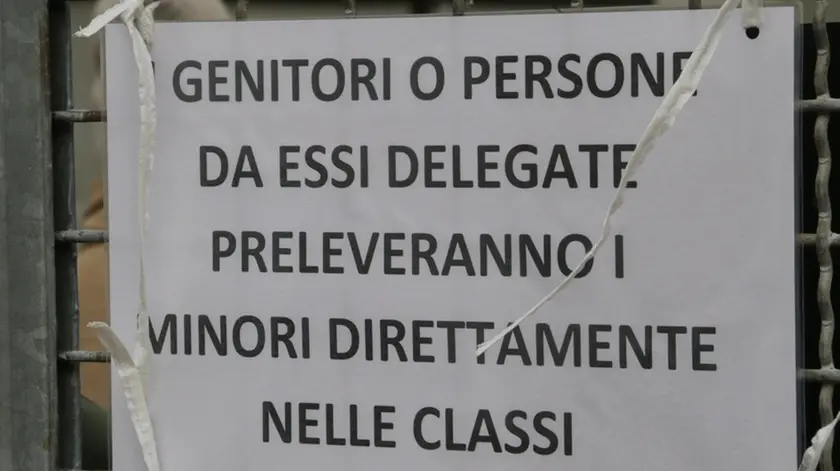 Foto Agenzia Candussi/Scattolin/ Mestre, via Tevere/ Uscita degli alunni dalla Scuola media Di Vittorio