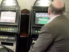 Un giocatore al videopoker