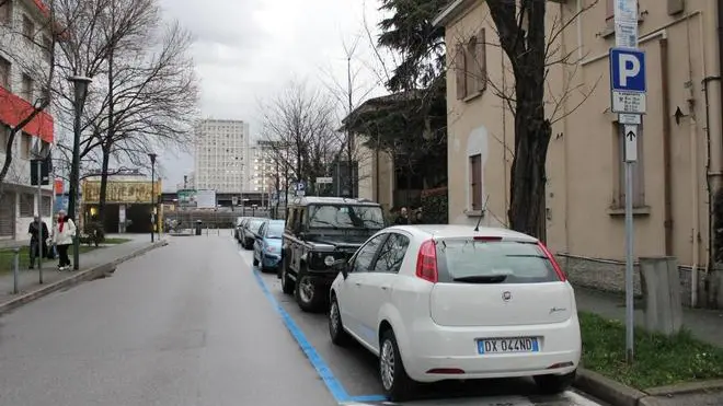marghera: via ulloa park a pagamento - Le strisce blu in via Ulloa a Marghera alle spalle della stazione ferroviaria A sinistra il presidente Flavio Dal Corso