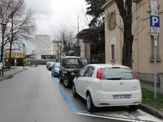 marghera: via ulloa park a pagamento - Le strisce blu in via Ulloa a Marghera alle spalle della stazione ferroviaria A sinistra il presidente Flavio Dal Corso