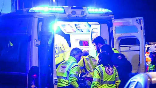 Un’ambulanza impegnata in un soccorso serale