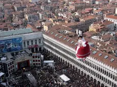 12.02.2012 Venezia. Carnevale: "Il volo dell'angelo" (Giulia Selero). © Italo Greci/Unionpress