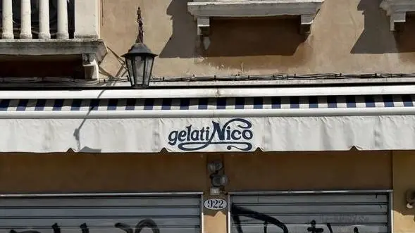 Serrande abbassate dalla Finanza alla gelateria Nico di Venezia
