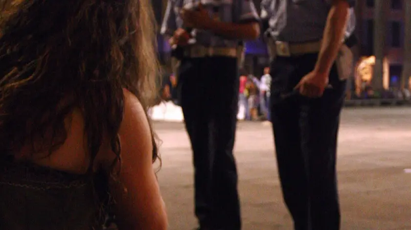 Agenti della polizia locale svolgono controlli sui giovani che bevono alle colonne di San Lorenzo a Milano, in una foto del 20 luglio 2009. ANSA/PAOLO GERACE