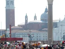 20060817 - VENEZIA - CRO - TURISMO: CACCIARI, TROPPI 20 MLN OSPITI PENSO A TICKET - In una foto d'archivio del 14 aprile 2004, un "esercito" di turisti invade Piazza San Marco a Venezia. Il sindaco Massimo Cacciari e' intervenuto oggi per denunciare gli altissimi costi che sosiene la citta' per accogliere quasi 20 milioni di turisti ogni anno. Il Primo Cittadino ammette di accarezzare l'idea di ''una nuova tassa di soggiorno o qualcosa del genere''. ANDREA MEROLA / ANSA-ARCHIVIO / i50