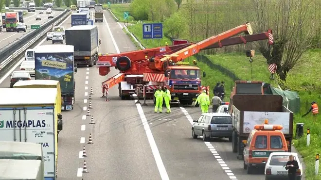 PD 12/04/01 G.M. INCIDENTE IN AUTOSTRADA TRA GRISIGNANO DI ZOCCO E PD OVEST (EDEL)
