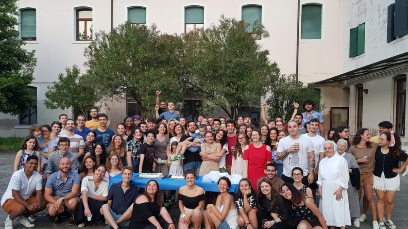 Gli studenti della Casa Studentesca in un momento conviviale a chiusura dell'anno