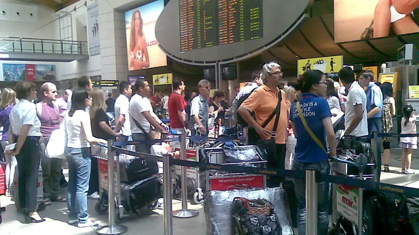 in coda all'aeroporto