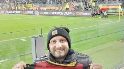 Nicolò Buso allo stadio Penzo il 27 novembre con la maglia donatagli da Okereke