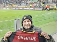 Nicolò Buso allo stadio Penzo il 27 novembre con la maglia donatagli da Okereke