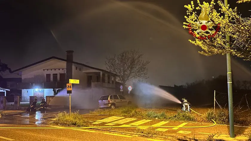 I getti di acqua nebulizzata da parte dei pompieri per disperdere la nube di metano