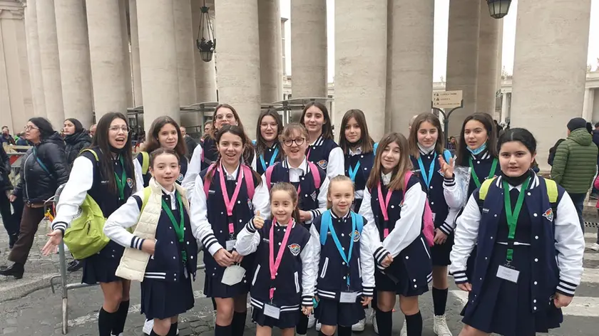 Foto di gruppo del coro sullo sfondo del colonnato