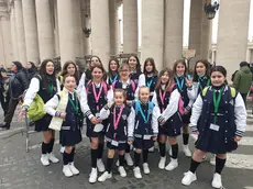 Foto di gruppo del coro sullo sfondo del colonnato