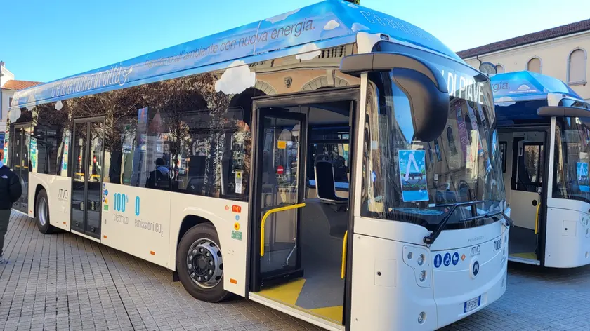 I bus elettrici che andranno a collegare i turisti alle città del litorale