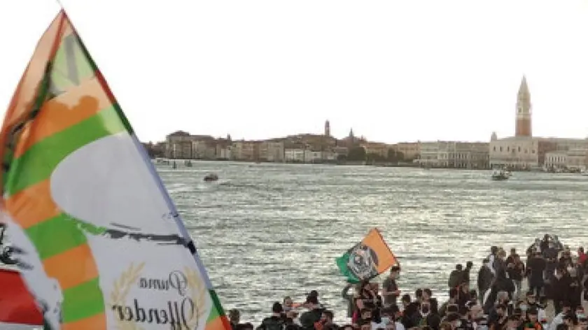Un corteo di tifosi nelle vicinanze dello stadio Penzo