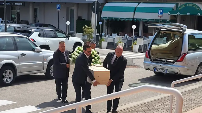 Il feretro di Aldo Giannetti entra nella chiesa per i funerali
