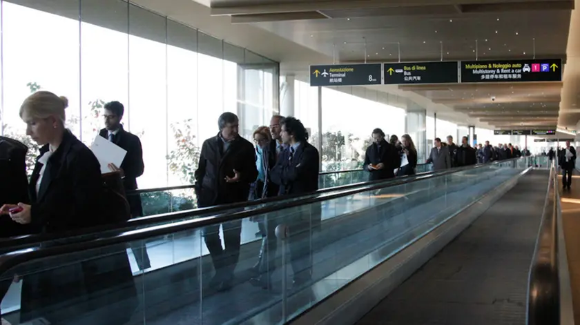 Agenzia Candussi, giornalista Chiarin/Vitucci. Nuovo Moving Walkway presso aeroporto Marco Polo Venezia.