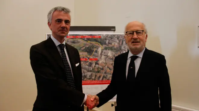 Firma progetto area ex Umberto I presso municipio di Mestre. nella foto: Marcello Carli presidente DNG ed il sindaco di Venezia Giorgio Orsoni