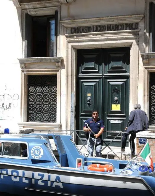 Morsego Interpress Venezia, 22.06.2010.- La Polizia consegna i plichi per gli esami al Liceo Classico Marco Polo di Venezia.-