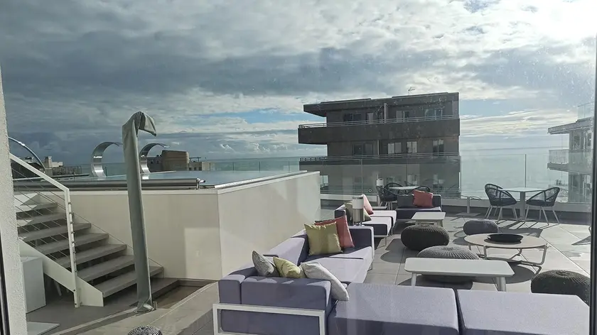 La terrazza dell'hotel J44 a Jesolo
