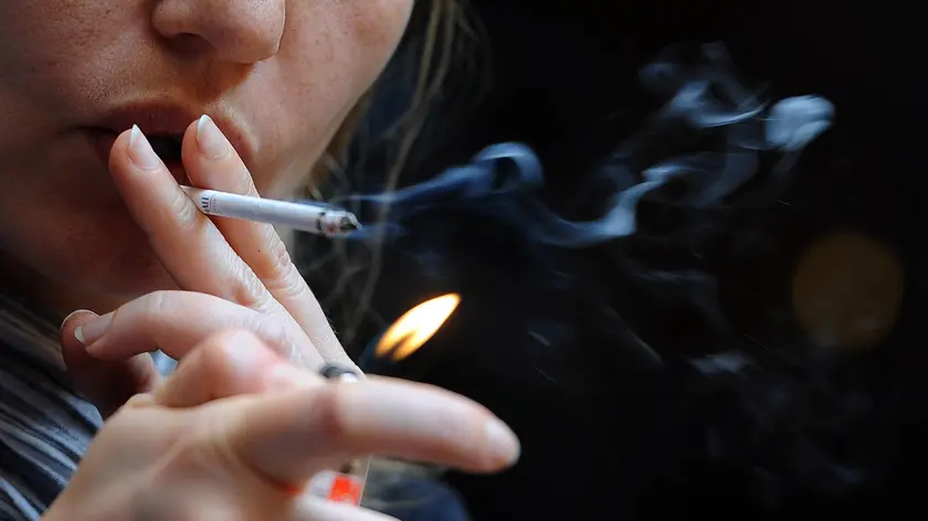 Una donna accende una sigaretta. Il fumo odia letteralmente le donne, amplificando con un rapporto di cinque a uno i danni prodotti sul cuore femminile rispetto a quello degli uomini. Sono i risultati di uno studio presentato dalla professoressa Elena Tremoli del dipartimento di Scienze Farmacologiche dell'Università di Milano al Congresso della Società Europea di Cardiologia (ESC), in corso fino a mercoledì 31 agosto a Parigi. L'organismo femminile è particolarmente vulnerabile agli effetti del tabacco, indipendentemente da altri fattori come l'età, la pressione arteriosa, l'obesità, la classe sociale. ANSA/CLAUDIO ONORATI