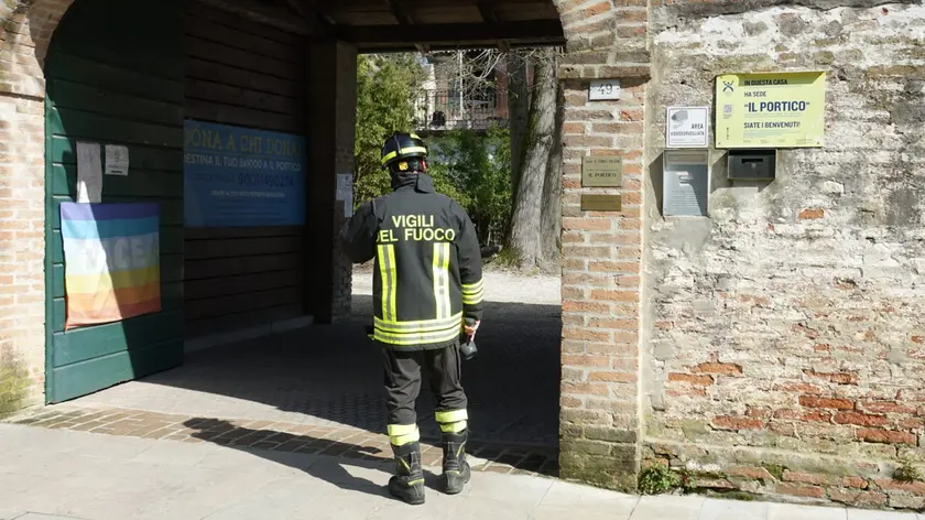 Vigili del fuoco in sopralluogo alla casa per persone fragili "Il Portico" di Dolo dopo l'incendio (foto Agenzia Pòrcile)