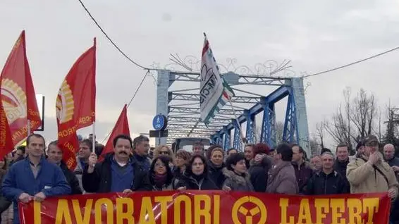 MORSEGO FGAVAGNIN SAN DONA BLOCCO DEL PONTE SUL PIAVE ..BLOCCO PONTE LAVORATORI LAFERT - Il ponte della Vittoria a San Dona' bloccato dai manifestanti