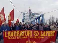 MORSEGO FGAVAGNIN SAN DONA BLOCCO DEL PONTE SUL PIAVE ..BLOCCO PONTE LAVORATORI LAFERT - Il ponte della Vittoria a San Dona' bloccato dai manifestanti