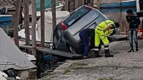 Auto "posteggiata" in Canal Salso (foto di Lorenzo Visentin)