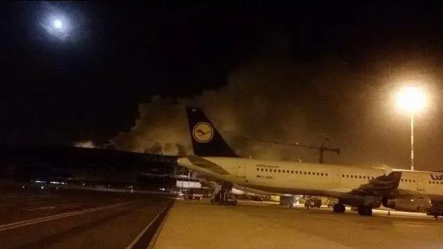 Il fumo dell'incendio dal terminal 3 dell'aeroporto di Fiumicino. Roma, 7 maggio 2015