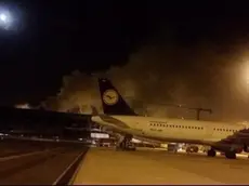 Il fumo dell'incendio dal terminal 3 dell'aeroporto di Fiumicino. Roma, 7 maggio 2015