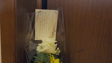 fiori sul luogo dell'omicidio
