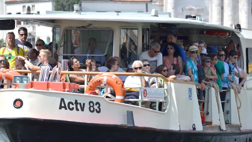 Turisti in un vaporetto alla scoperta di Venezia