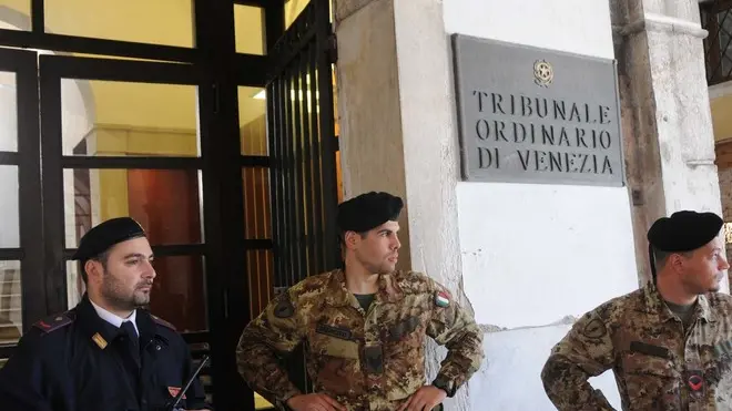 Interpress/Mazzega Mion Venezia, 13.05.2013.- Allarme bomba Tribunale di Rialto.- Nella foto Presidiato dalle forze dell'Ordine dopo l'evaquazione