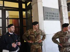 Interpress/Mazzega Mion Venezia, 13.05.2013.- Allarme bomba Tribunale di Rialto.- Nella foto Presidiato dalle forze dell'Ordine dopo l'evaquazione