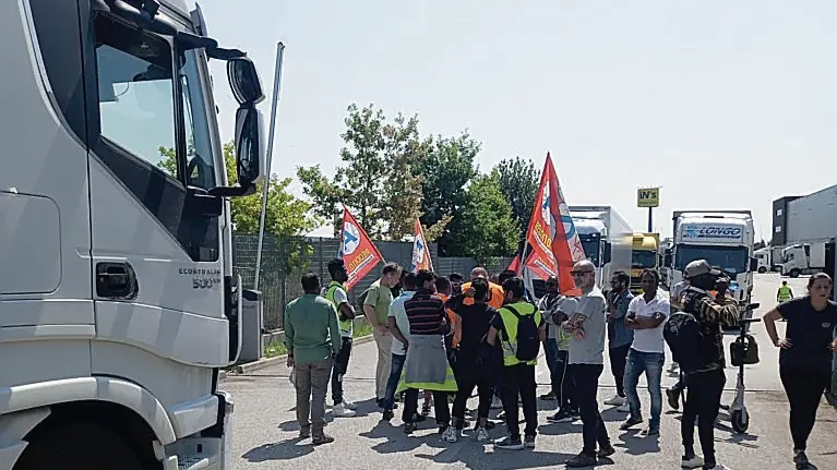 Un momento della protesta dei dipendenti della In’s