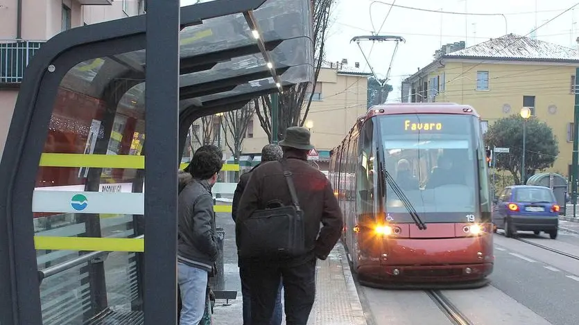 AGOSTINI: MESTRE IL TRAM IN ESERCIZIO IN VIA SAN DONˆ ORE 7,30 tram mestre prima corsa - VIA SAN DONA' Molti gli utenti saliti nelle ore di punta poi l'afflusso si e' stabilizzato Si calcola che in giornata sull'intera linea siano salite circa diecimila persone