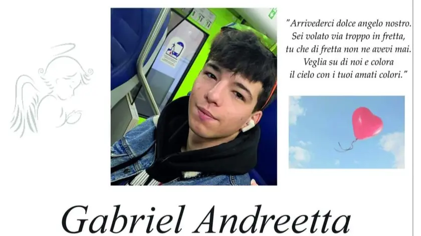 L'epigrafe con il messaggio dei genitori e dei fratelli di Gabriel Andreetta